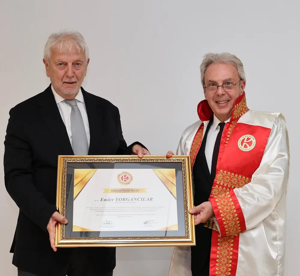 EBSO Başkanı Ender Yorgancılar'a Onursal Üyelik Beratı'nı, İzmir Kavram Meslek Yüksekokulu Müdürü Prof. Dr. Derman Küçükaltan verdi
