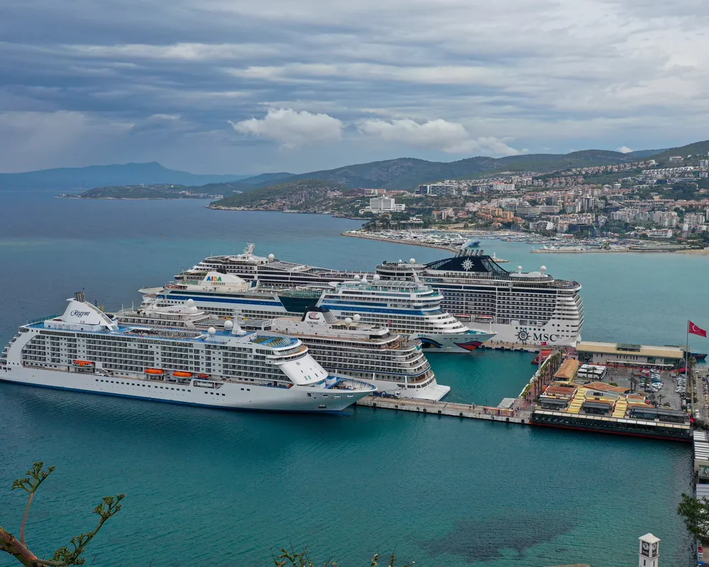 Kuşadası, denizden gelen turistler sayesinde bereketli bir sezon yaşıyor