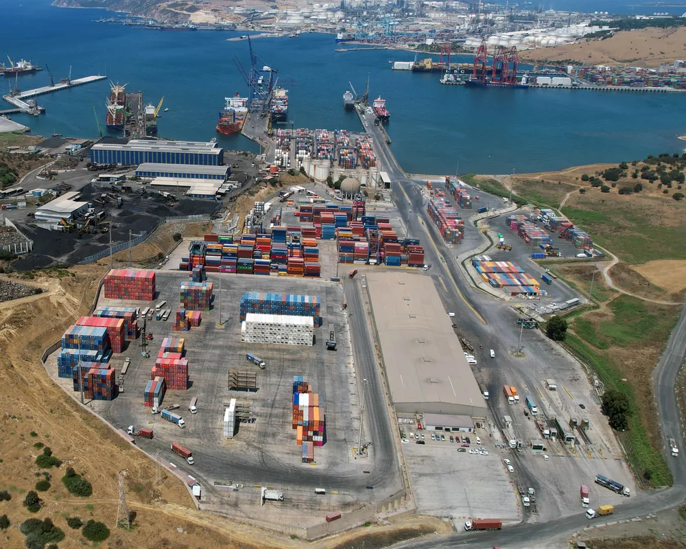 Aliağa bölgesindeki limanlarda yılda 2 milyon TEU konteyner elleçleniyor