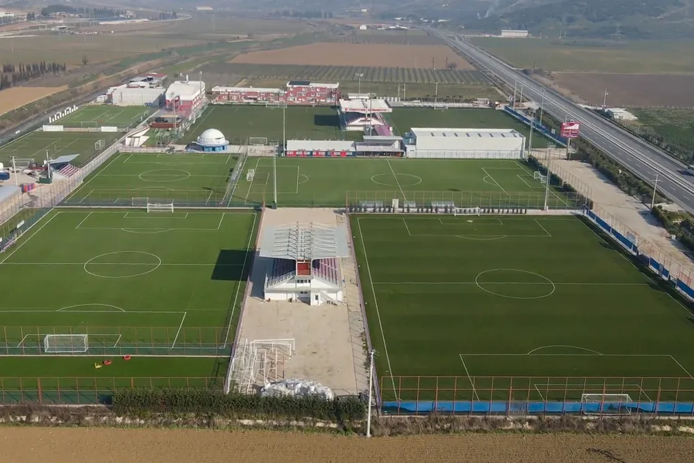 2015 yılında açılan Metin Oktay tesislerinde binlerce futbolcu yetişti
