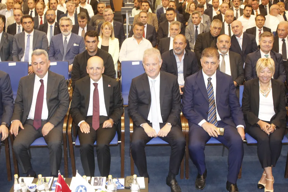 İzmir Ticaret Odası'ndaki toplantıda Hazine ve Maliye Bakanı Mehmet Şimşek, İzmirli iş insanlarına ekonomik programdaki son durumu anlattı...