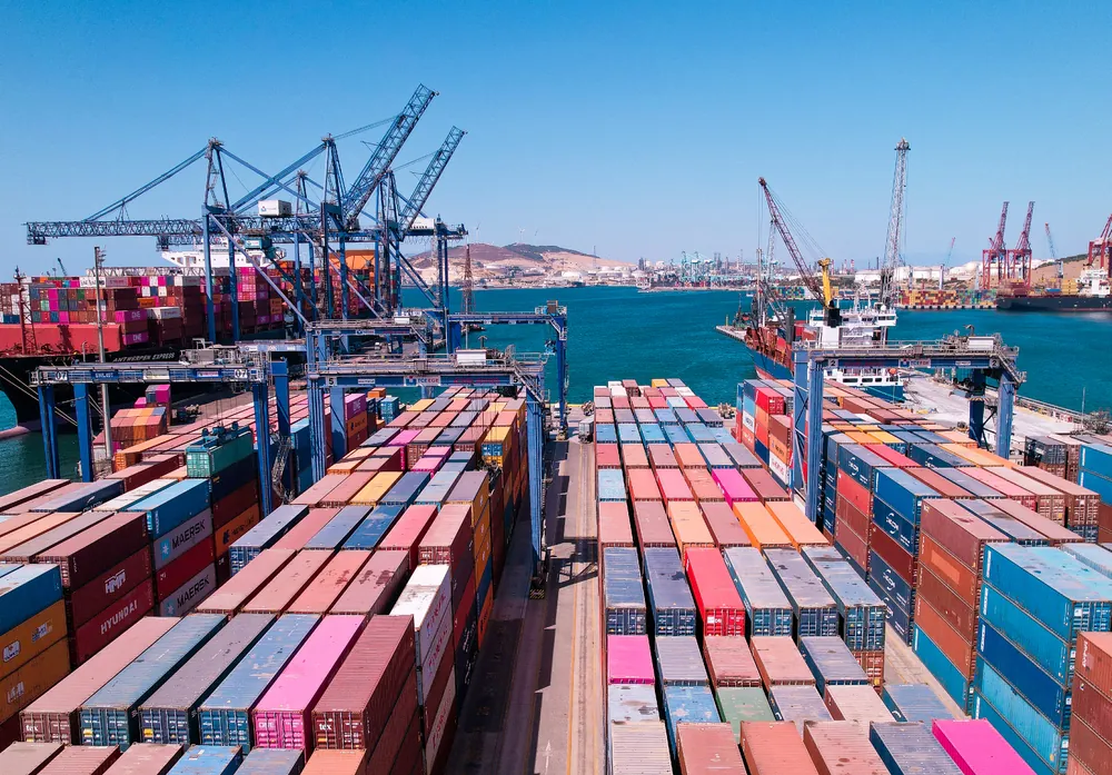 Baba Recep Gençer'in vefatının ardından Kemal Gençer ile kardeşi Ahmet Gençer arasındaki kavga, dün yapılan liman şirketi Ege Gübre Genel Kurulu'nda da devam etti