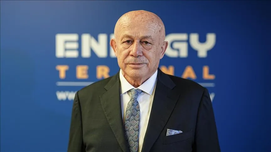 Ünlü iş insanı Hüsnü Özyeğin çekilirken Polat Madencilik'in sahibi Muzaffer Polat, Kınık ve Soma'daki maden şirketindeki hizsselerini korudu...