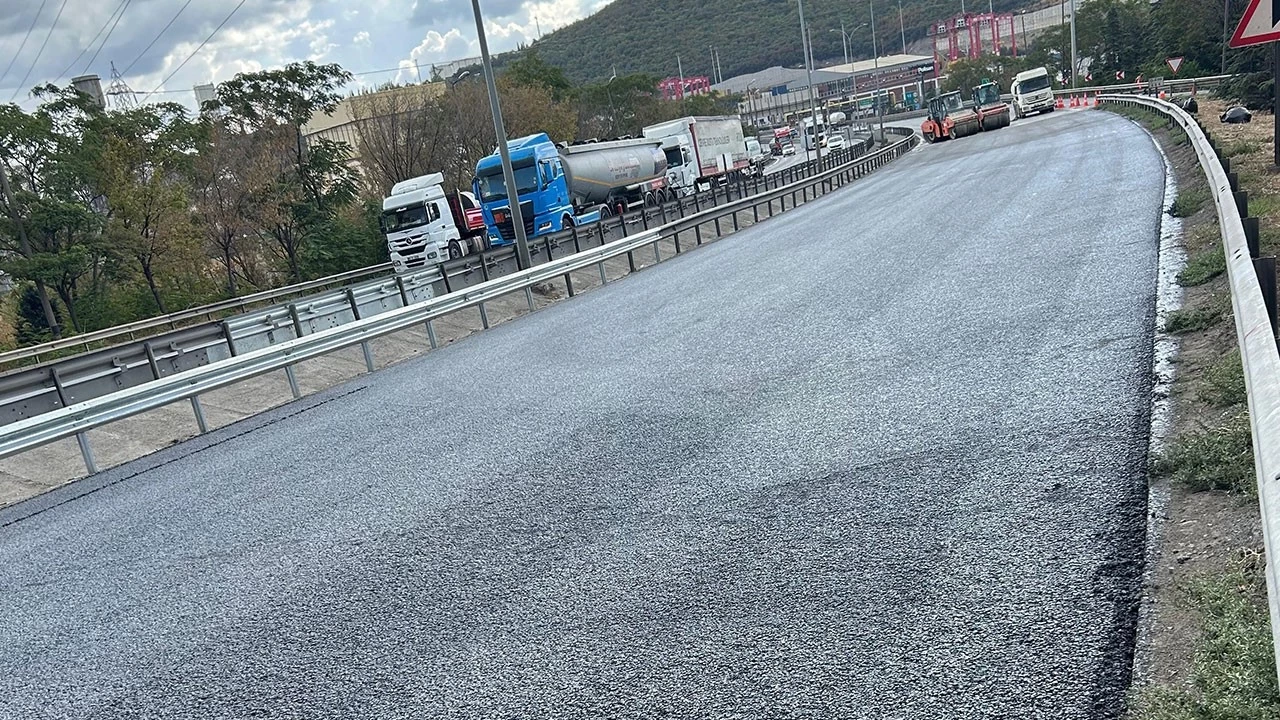 Tosyalı ve ABD'liler, cüruftan elde edilen asfaltı karayollarında kullanmak için deneme üretimi yapıyor