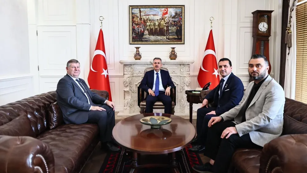 İZFURNEX 2026 öncesi, Nevzat Artkıy, EFR Fuarcılık Genel Müdürü Muhammed Baykal, İzmir Mobilyacılar Odası Başkanı Zafer Koç, İzmir Valisi Dr. Süleyman Elban’ı makamında ziyaret etti