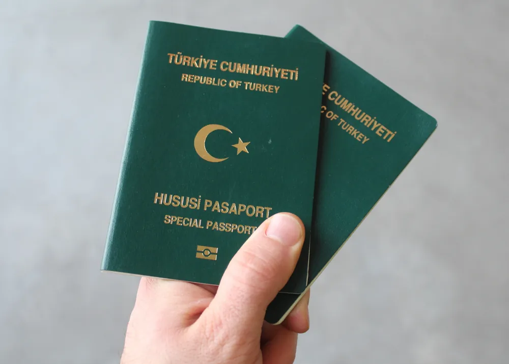 Yeşil pasaport için çalışacaklarını açıklayan Uyanık, dış ticaret için vizenin engel olmaması gerektiğini belirtiyor